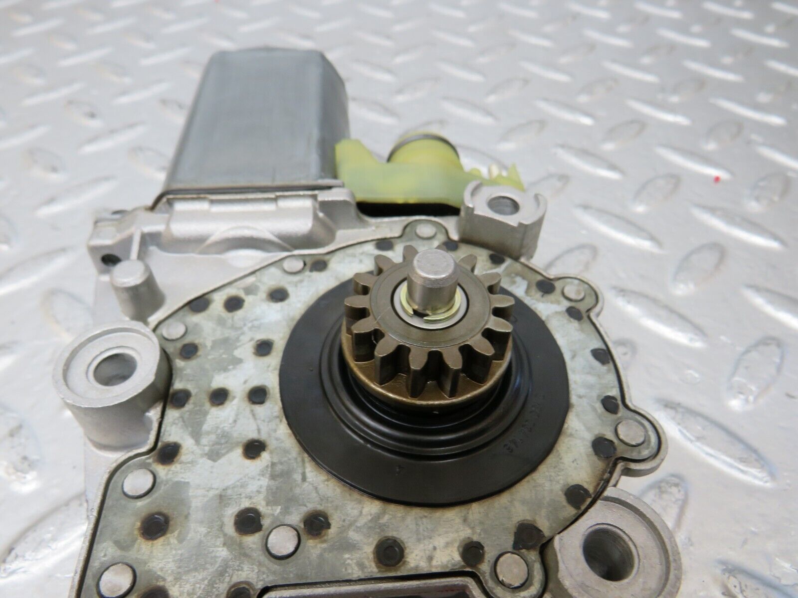 24744 Mercedes-Benz W140 S320 Front Left Window Regulator Motor 1407202746