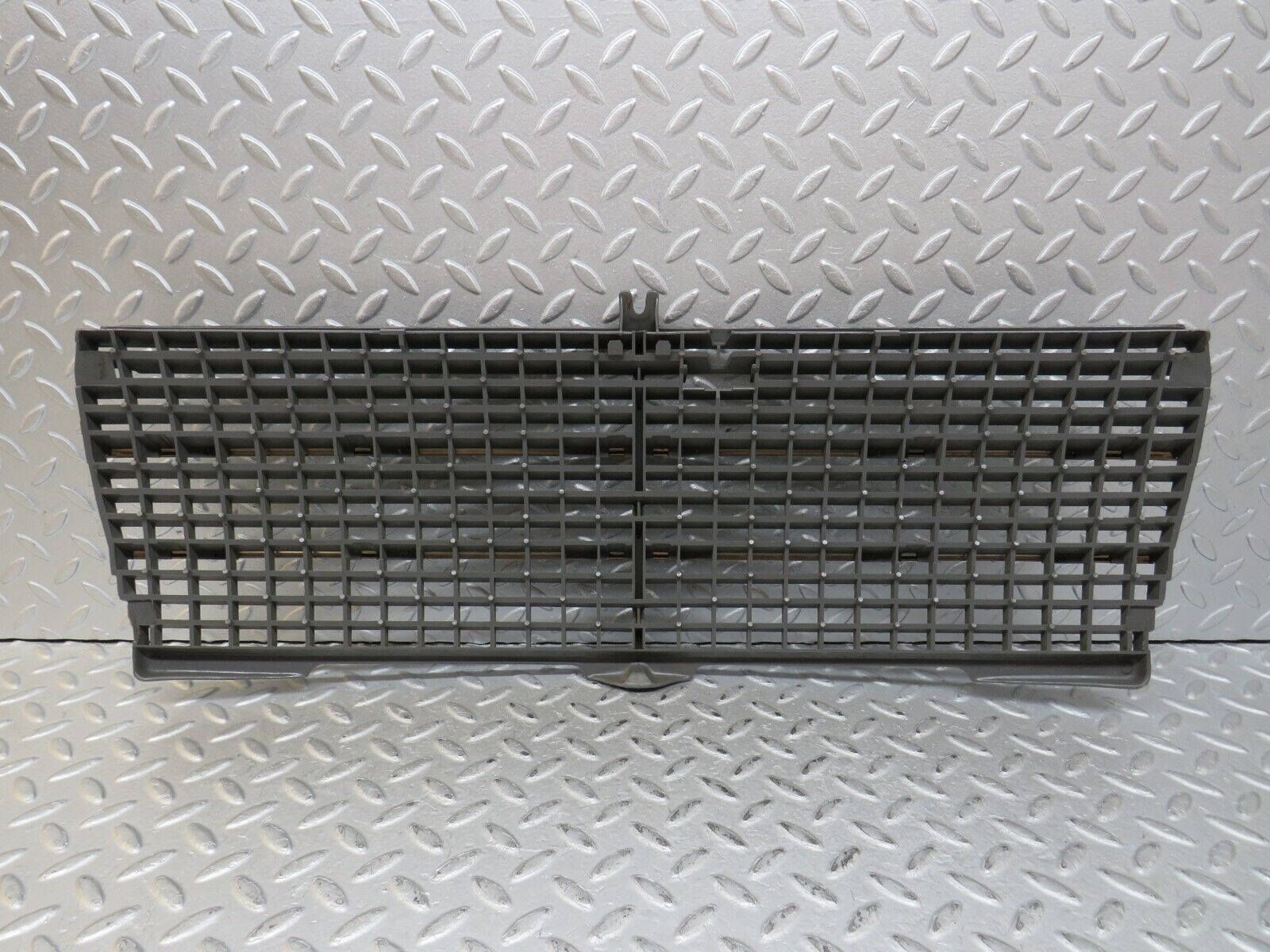 36501 Mercedes-Benz W201 190E 2.0L Bonnet Grill 2018880223