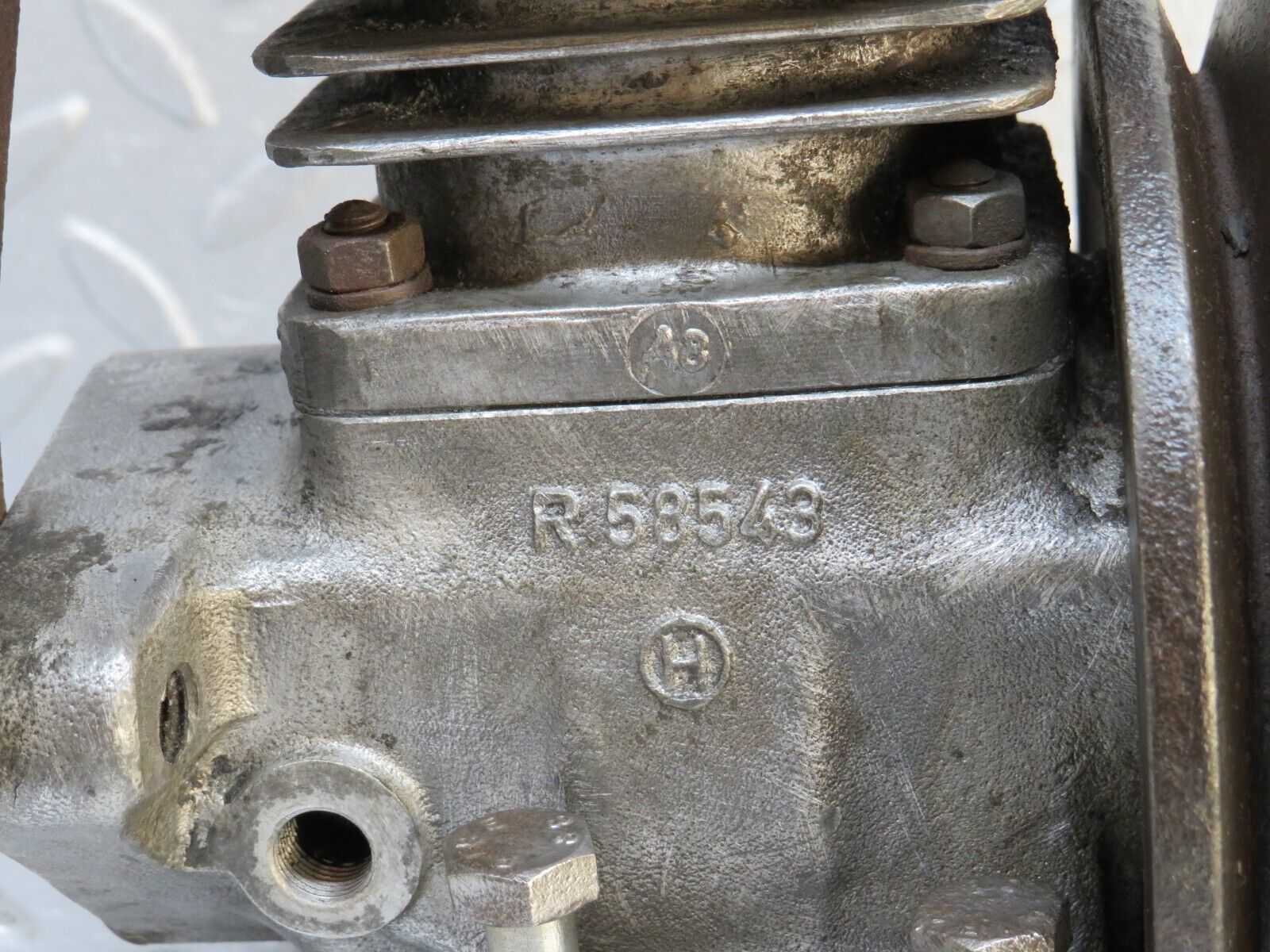 37590 Mercedes-Benz W109 300SEL Air Suspension Compressor R58543