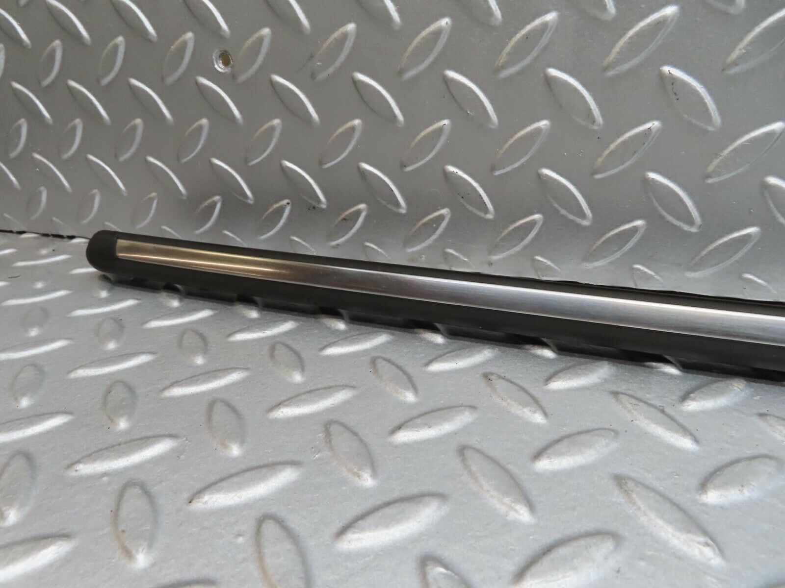 15834 Mercedes-Benz W123 280E Front Left Fender Wing Centre Moulding Trim