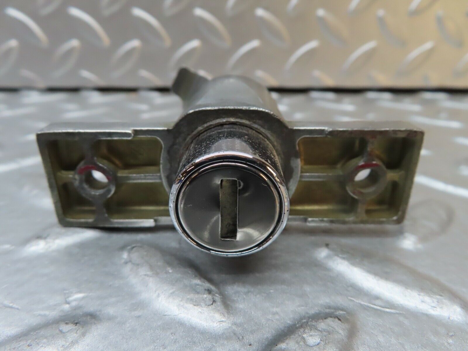 20834 Mercedes-Benz W114 250CE Coupe Trunk Lock No Key 1157500091