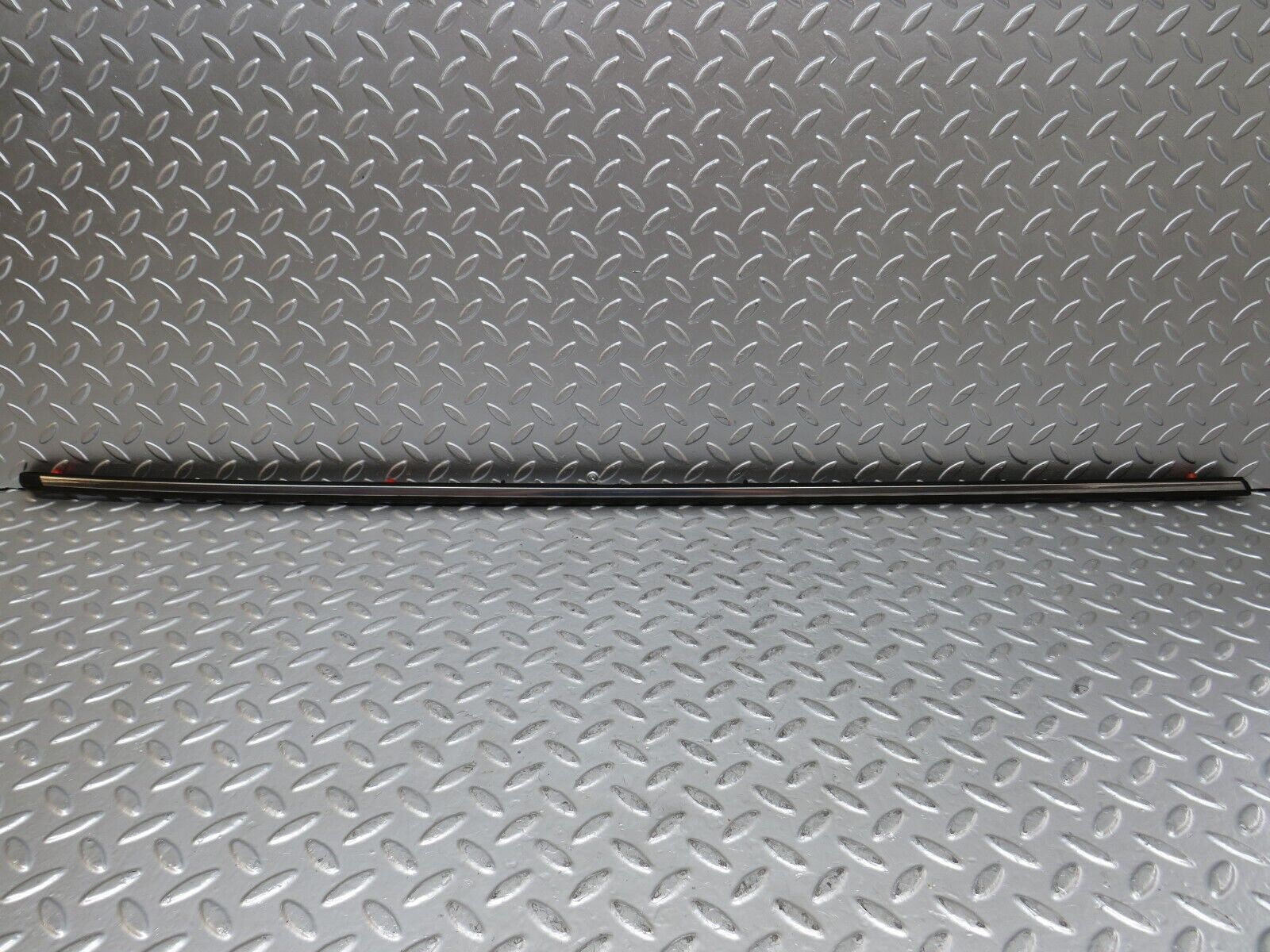 27109 Mercedes-Benz W123 280E Front Left Fender Wing Centre Moulding Trim