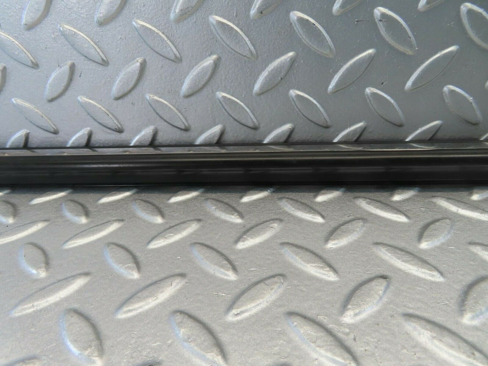 10897 Mercedes-Benz W123 230E Front Right Door Centre Moulding Trim