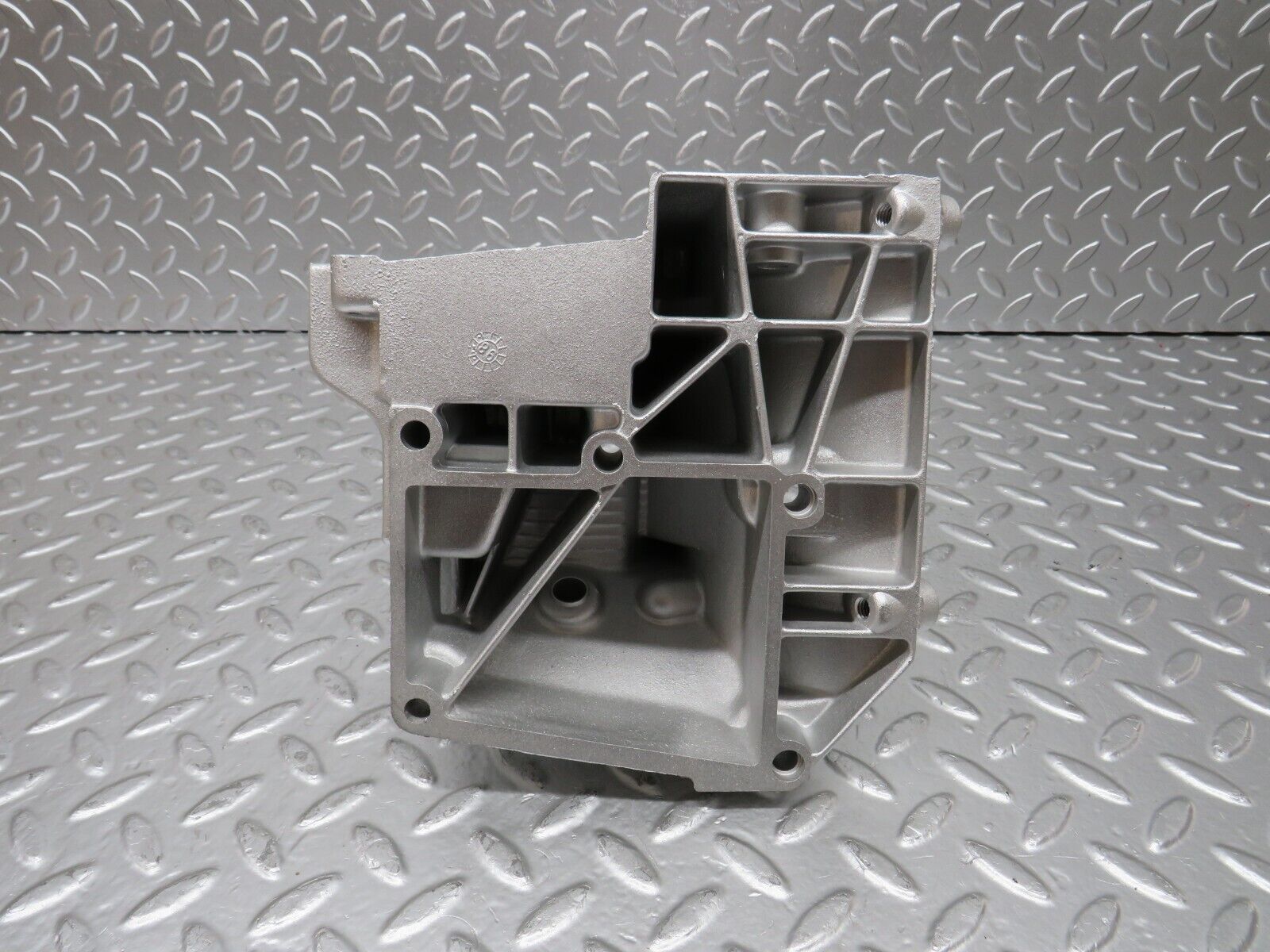 24991 Mercedes-Benz W140 S320 Air Con Compressor Bracket 1042360130