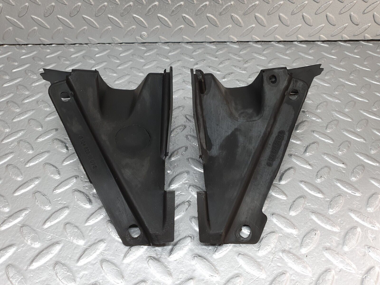 41555 Mercedes-Benz W124 200E Covering Side Member Pair 1246281007 1246280907