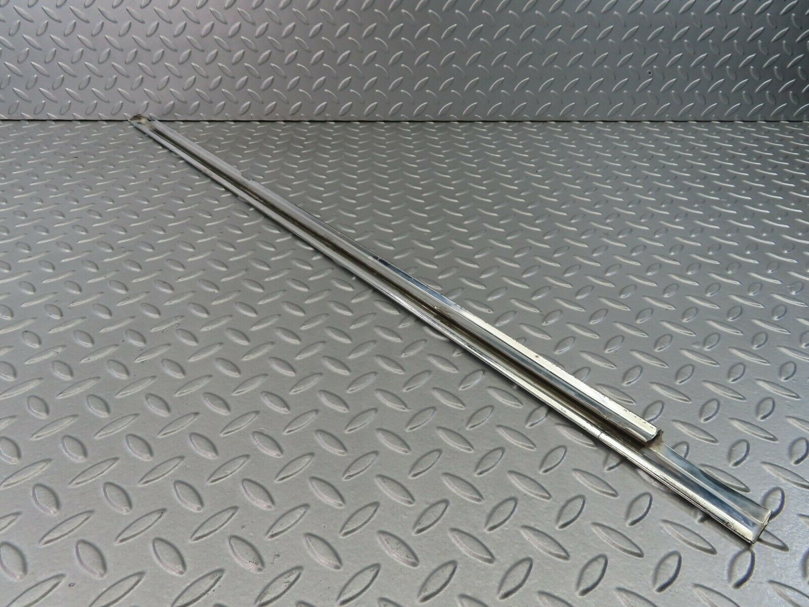 7286 Mercedes-Benz W116 450SE Rear Left Door Chrome Trim