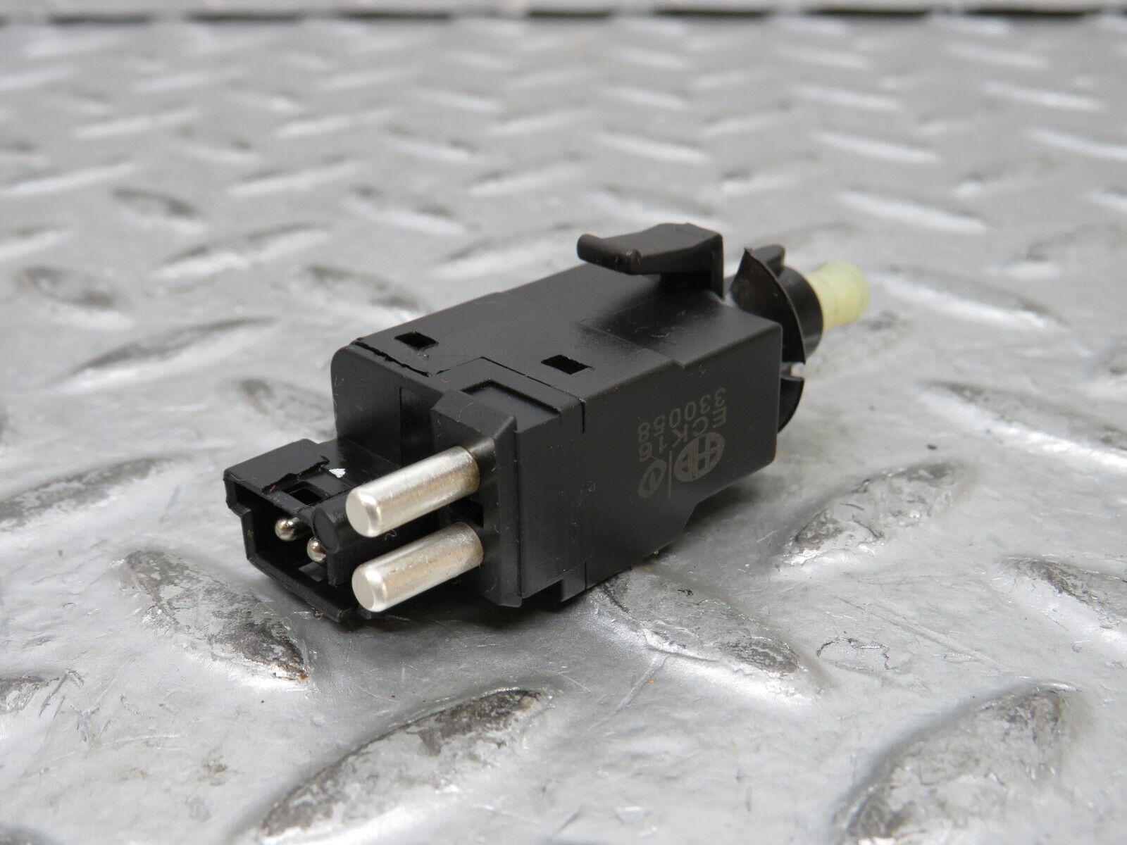 27698 Mercedes-Benz S124 300TE Wagon Brake Light Switch 0005457709