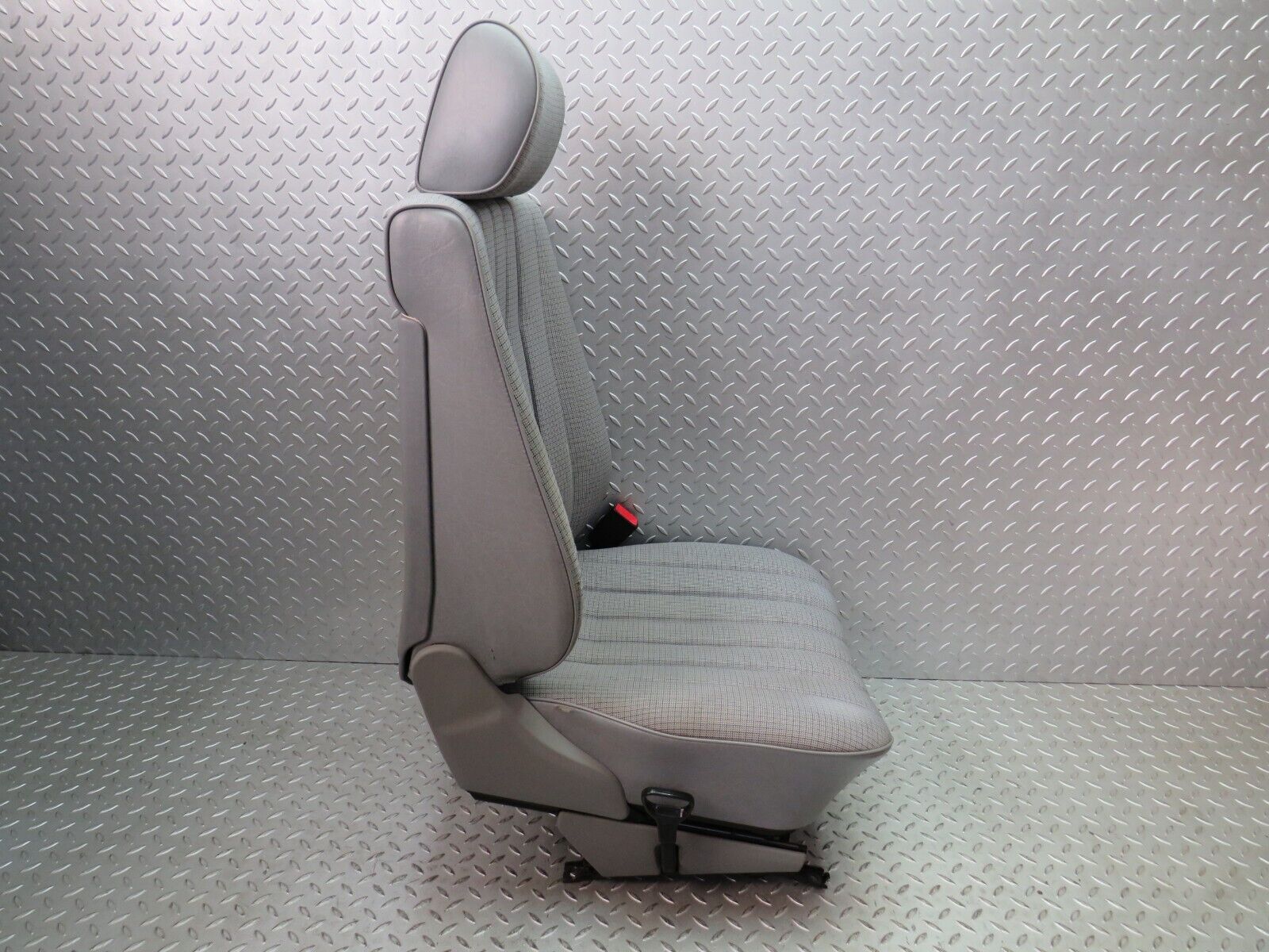 33706 Mercedes-Benz W201 190E 2.0L Front Right Driver Seat
