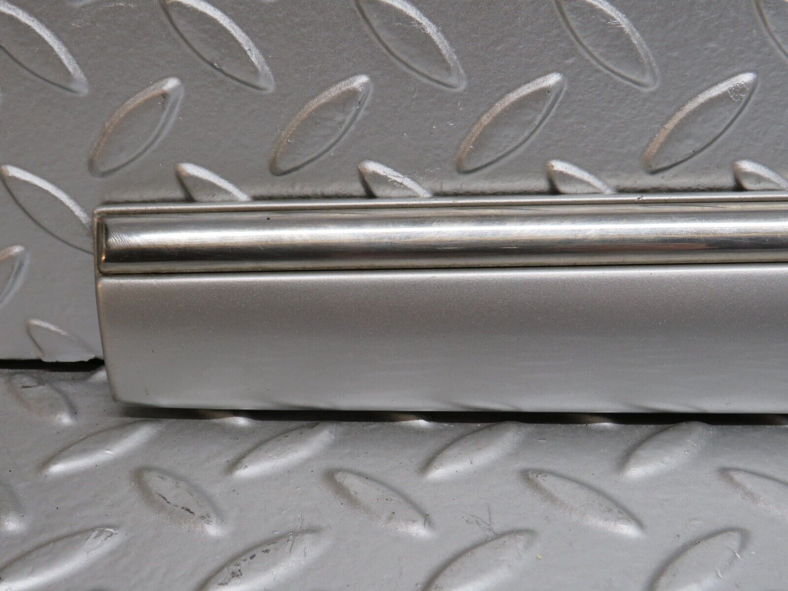 32287 Mercedes-Benz W220 S430 Front Left Door Centre Moulding Trim 2206900562