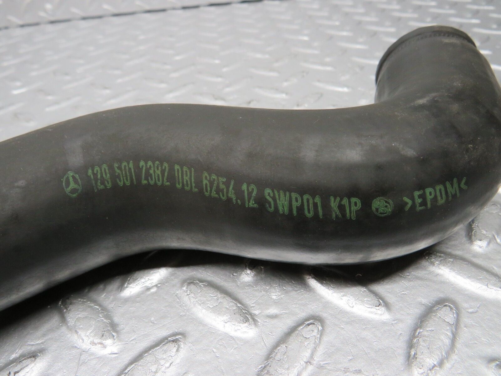 39589 Mercedes-Benz R129 320SL Coupe Radiator Upper Hose Pipe 1295012382