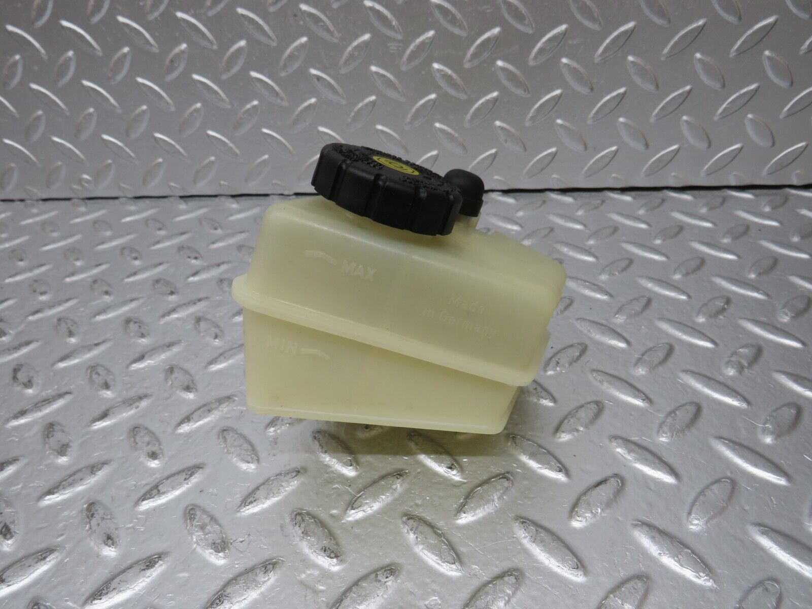 31309 Mercedes-Benz S124 220TE Brake Fluid Reservoir Tank 2024300002