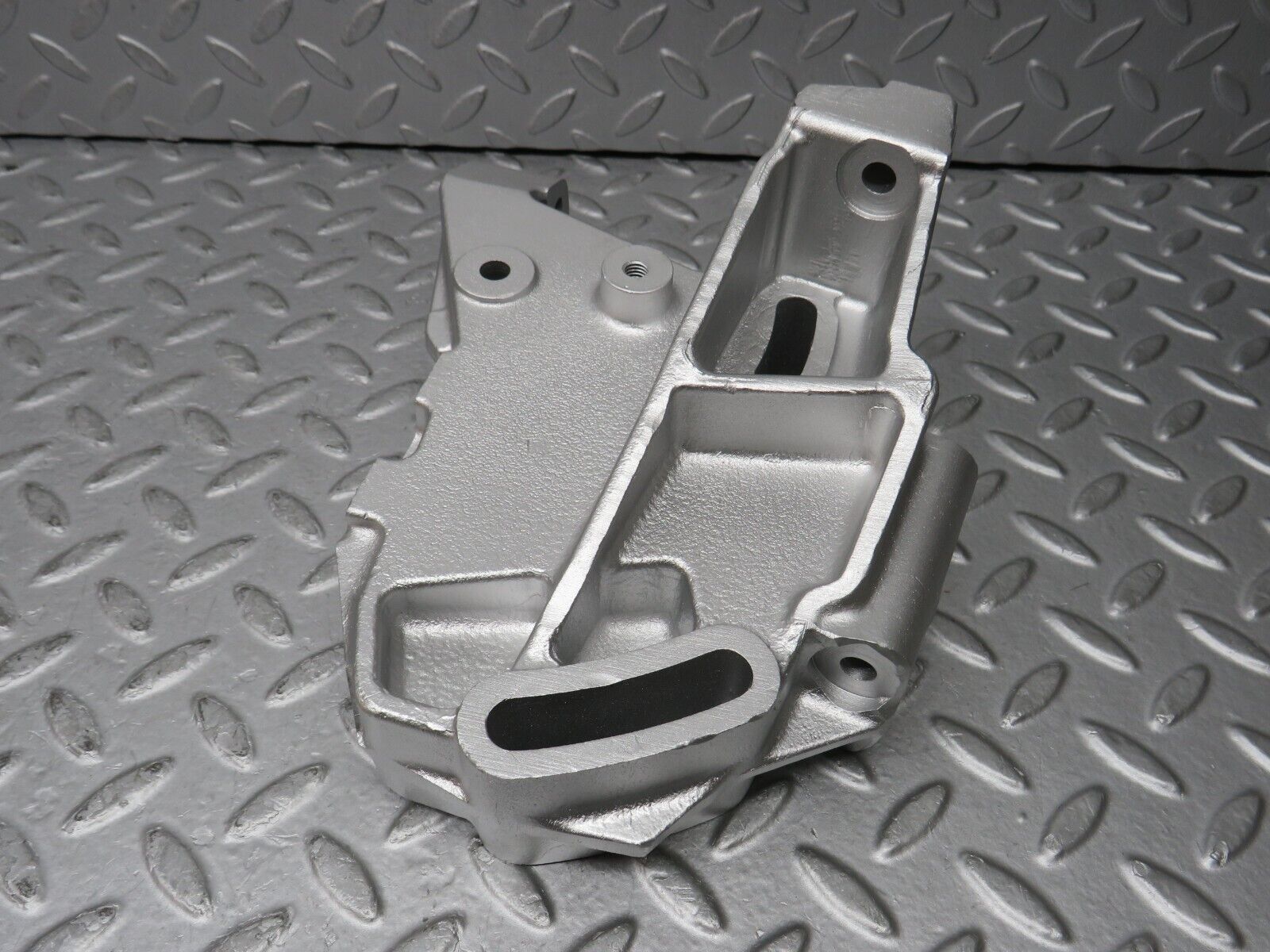 35907 Mercedes-Benz 240D OM616.912 Power Steering Pump Bracket 6172360230