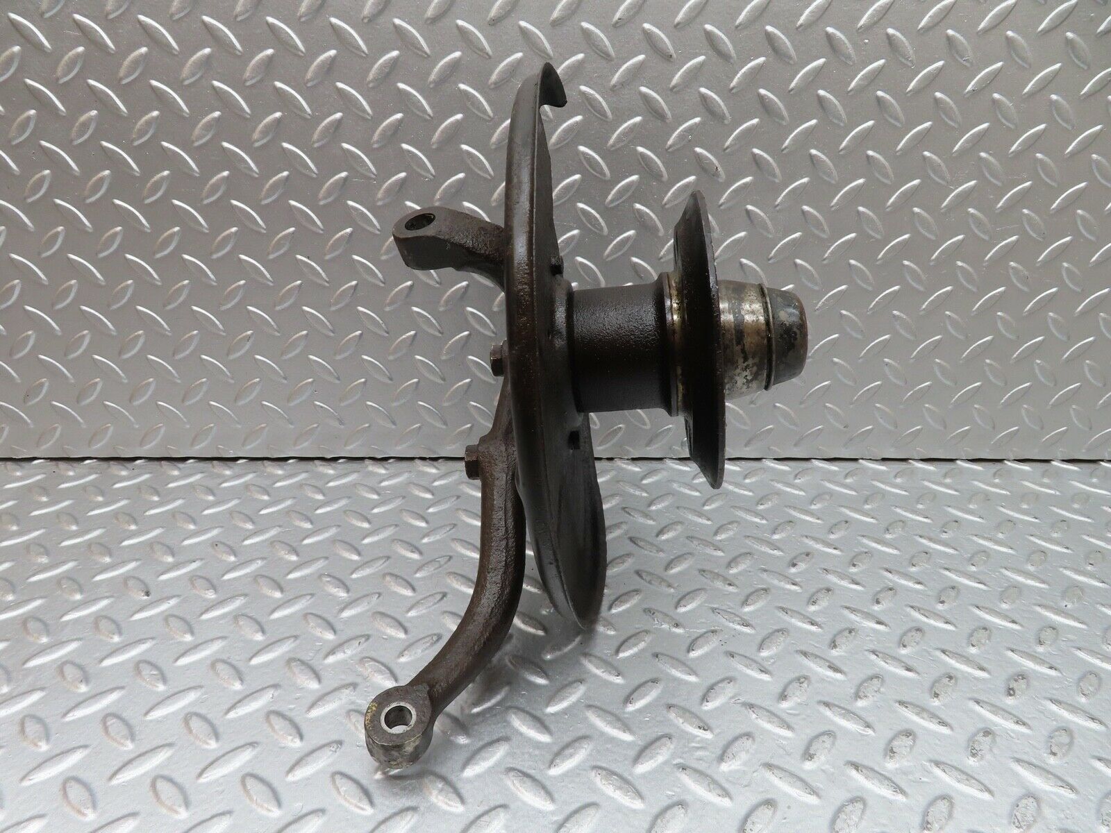 20489 Mercedes-Benz W114 280CE Coupe Front Right Wheel Hub