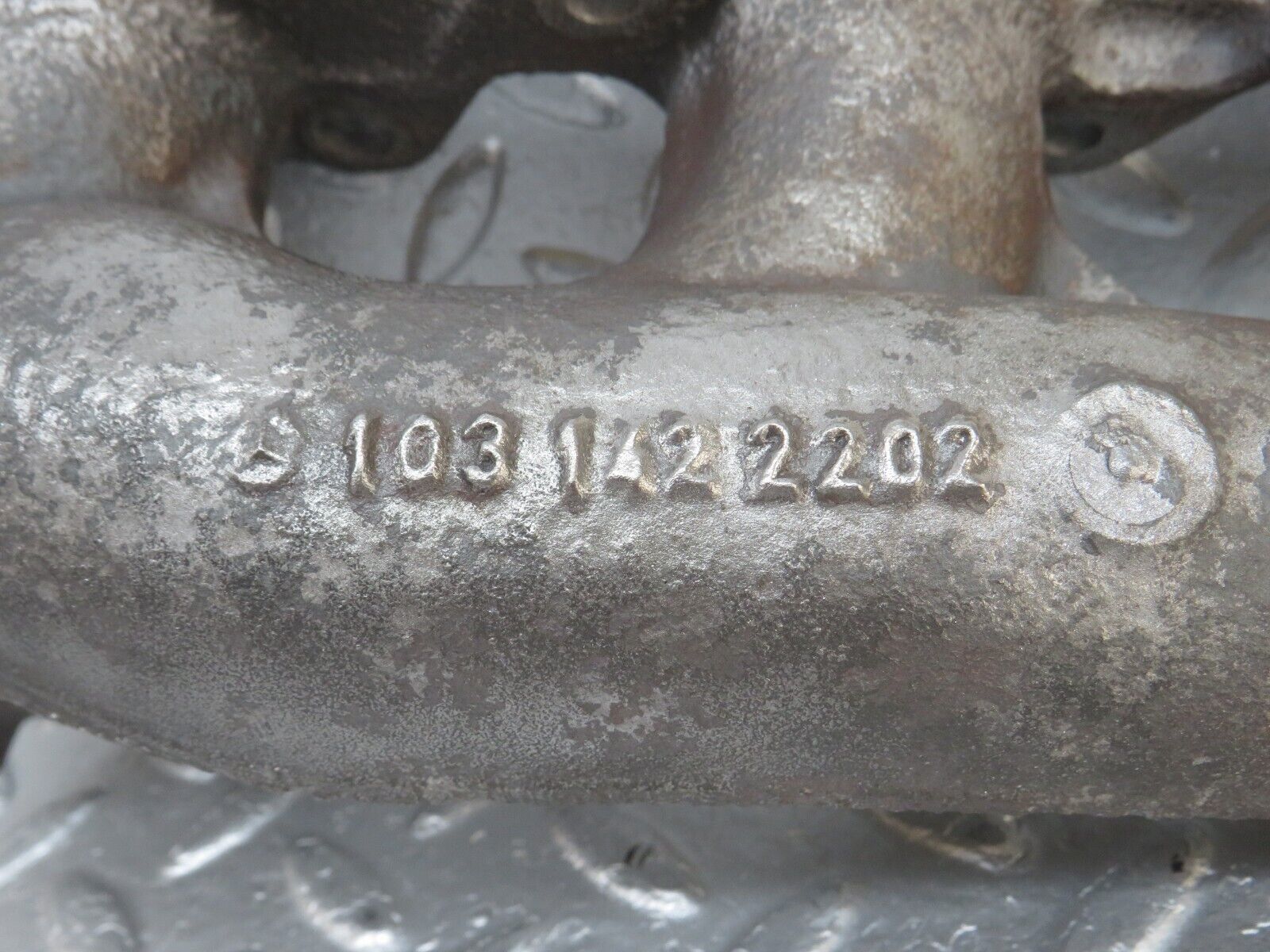 34688 Mercedes-Benz W124 260E Exhaust Manifold 4-6 Cylinder 1031422202