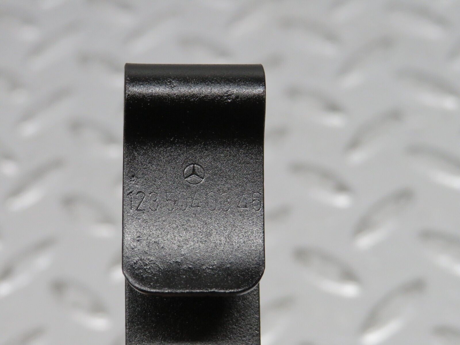 31116 Mercedes-Benz W123 200D Radiator Fan Shroud Cover Holder 1235040346