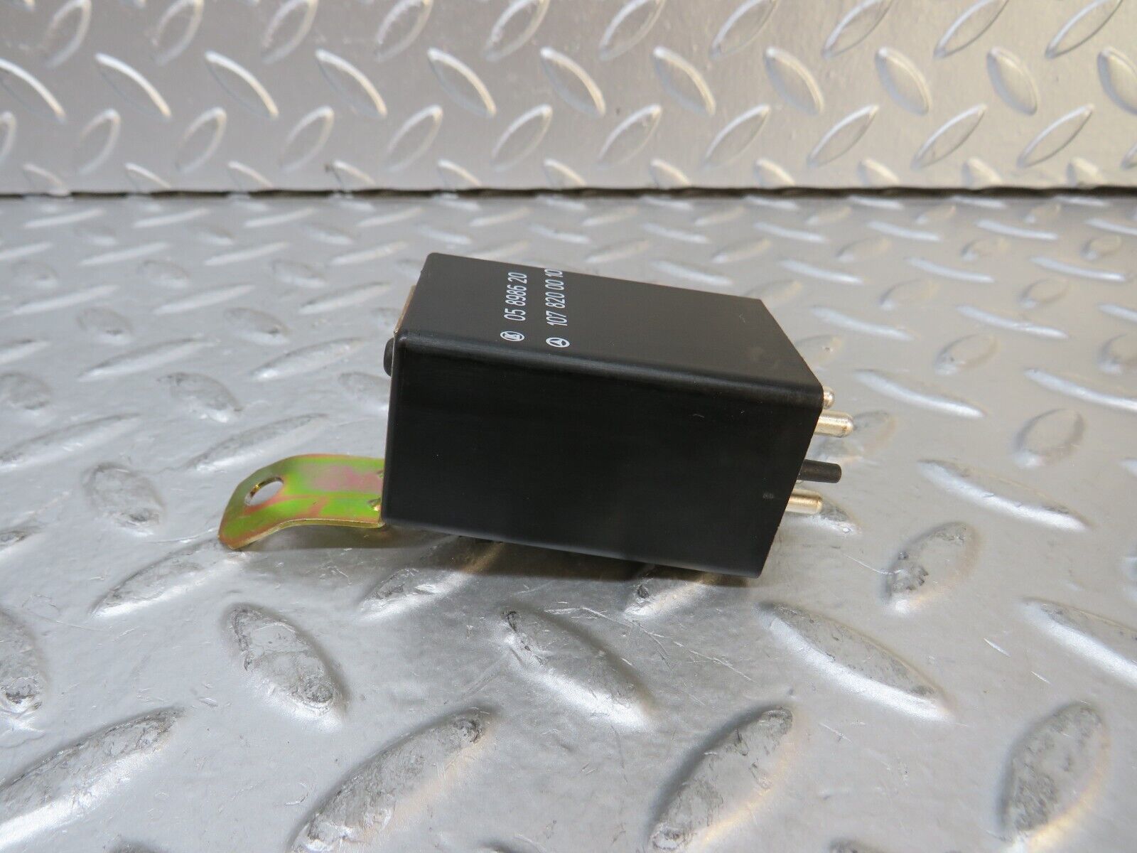 29834 Mercedes-Benz W123 230E Rear Heated Window Relay 1078200010