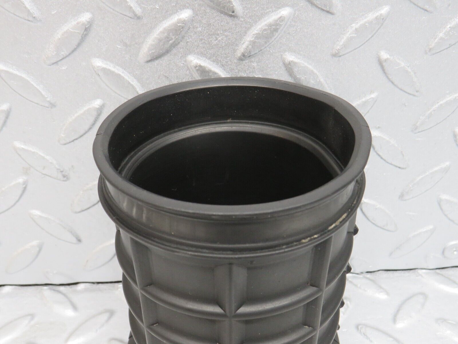 38122 Mercedes-Benz A124 320E Cabriolet Air Intake Pipe 1041410990