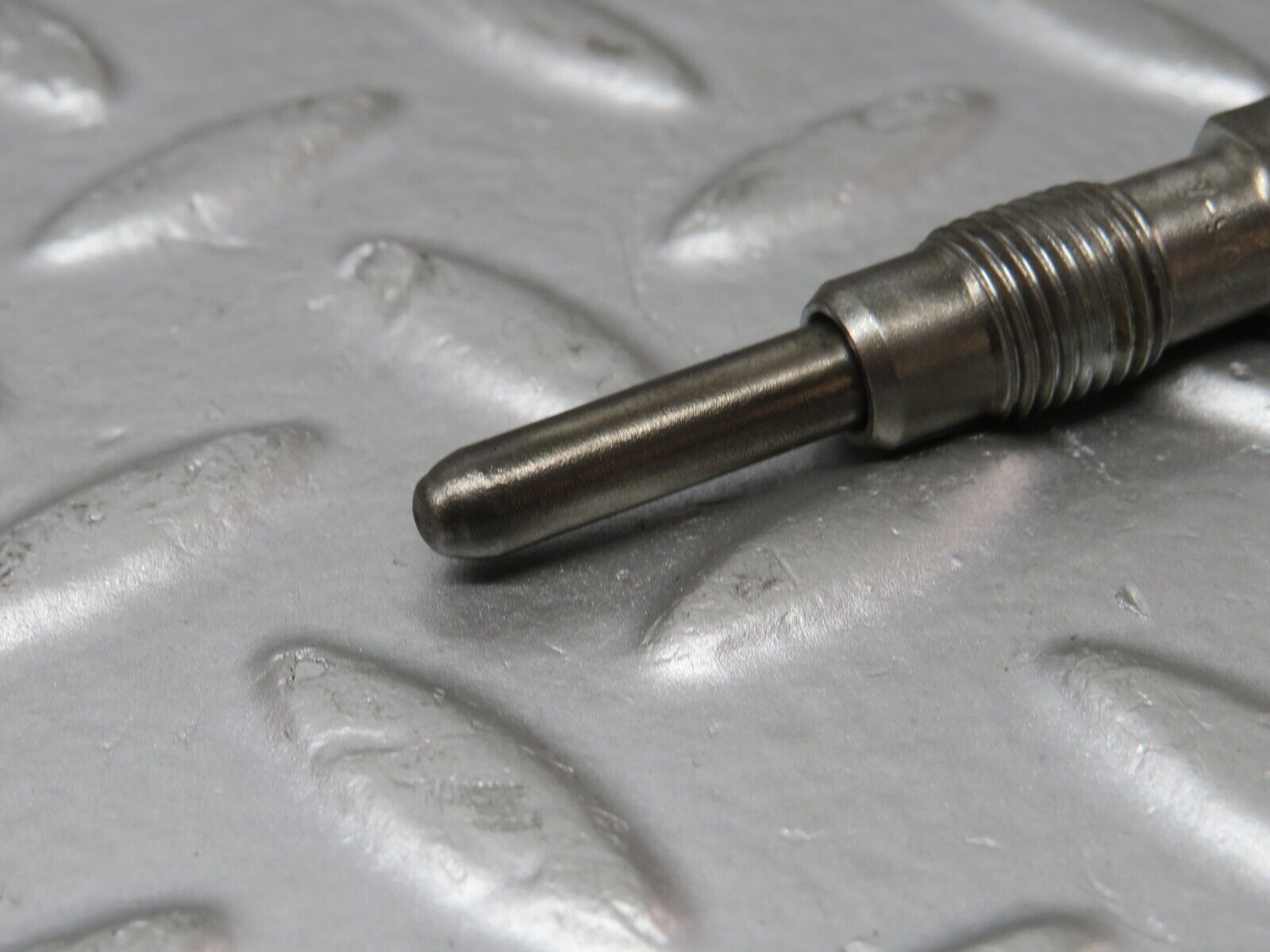 32897 Mercedes-Benz W123 300D Glow Plug Bosch Y-902R 046