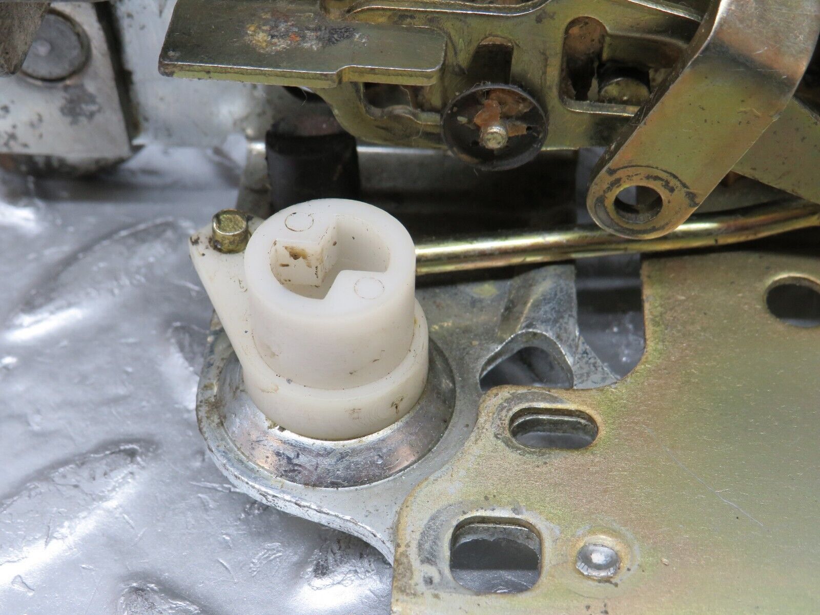 31361 Mercedes-Benz S124 220TE Wagon Tailgate Lock Mechanism