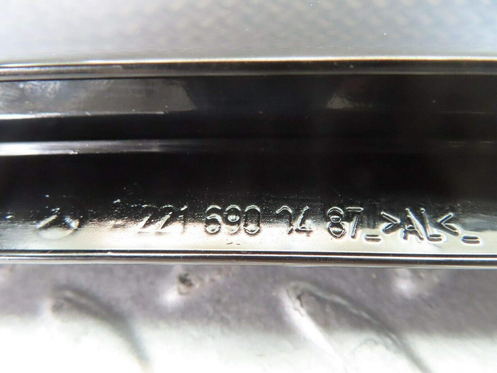 11157 Mercedes-Benz W221 S320 Rear Right Door Window Channel 2216901487