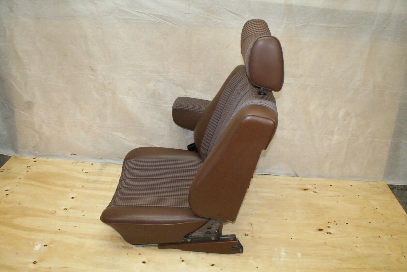 2497 Mercedes-Benz W116 350SE Front Left Seat 1169101250