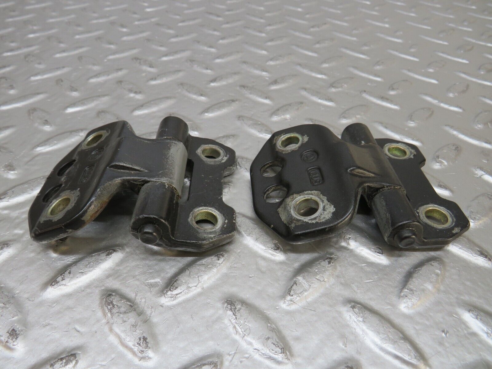 26701 Mercedes-Benz C124 220CE Coupe Left Door Hinge Pair