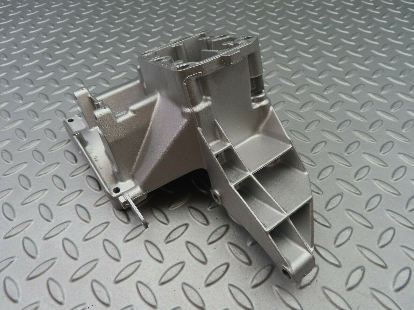 6807 Mercedes-Benz S124 E220 Wagon Power Steering Pump Bracket 1111310535