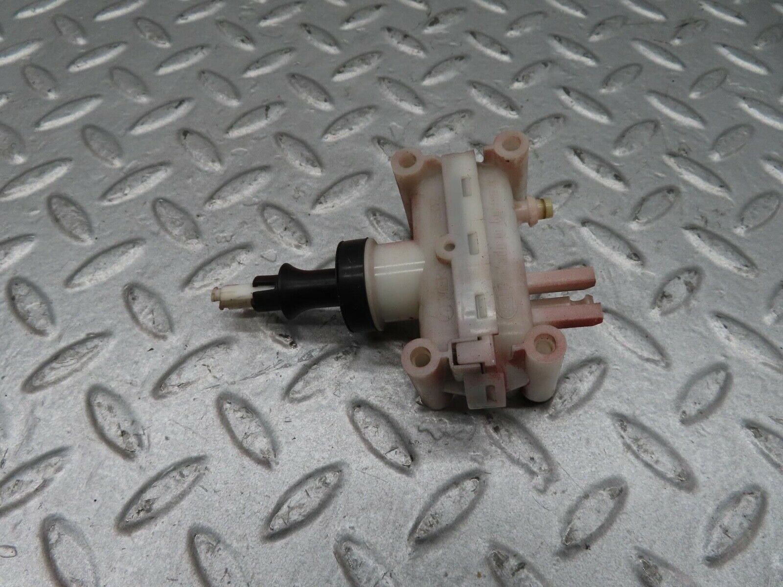 14550 Mercedes-Benz W201 190E Rear Left Door Lock Vacuum Actuator