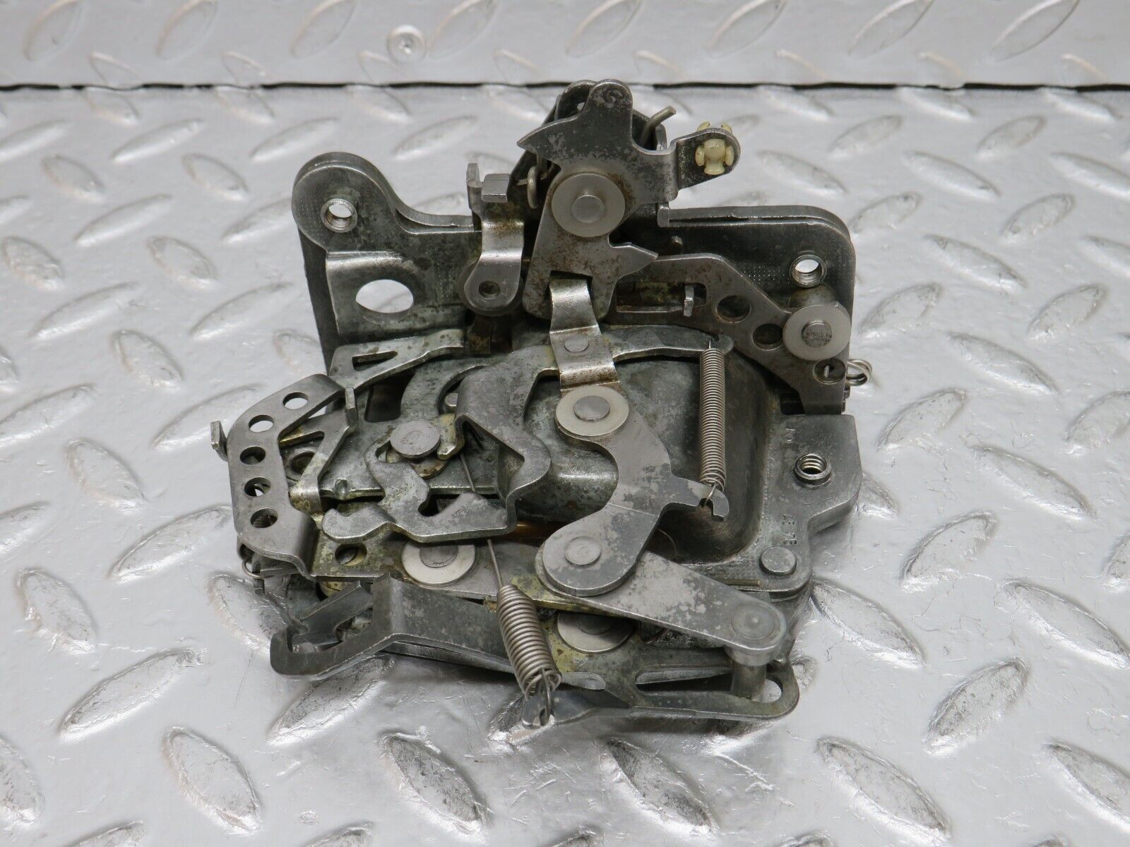 0794 Mercedes-Benz W116 350SE Door Lock Mechanism Left