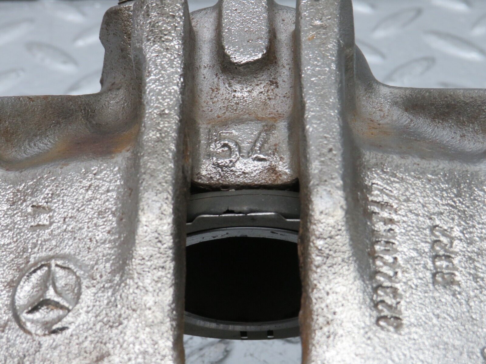 31507 Mercedes-Benz S124 220TE Wagon Front Left Brake Caliper Lucas 54