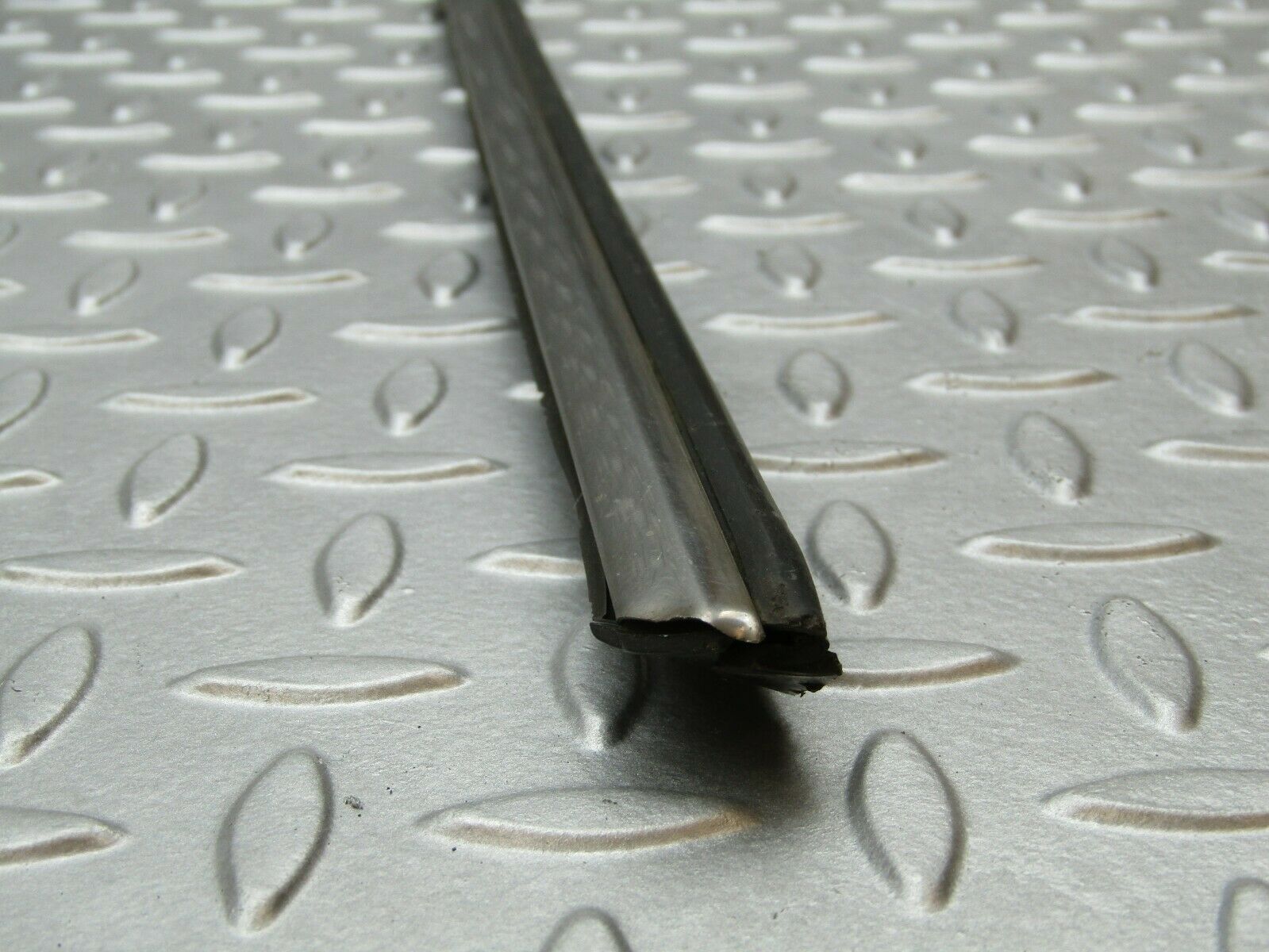 3334 Mercedes-Benz W115 220D Centre Door Chrome Trim Front Left