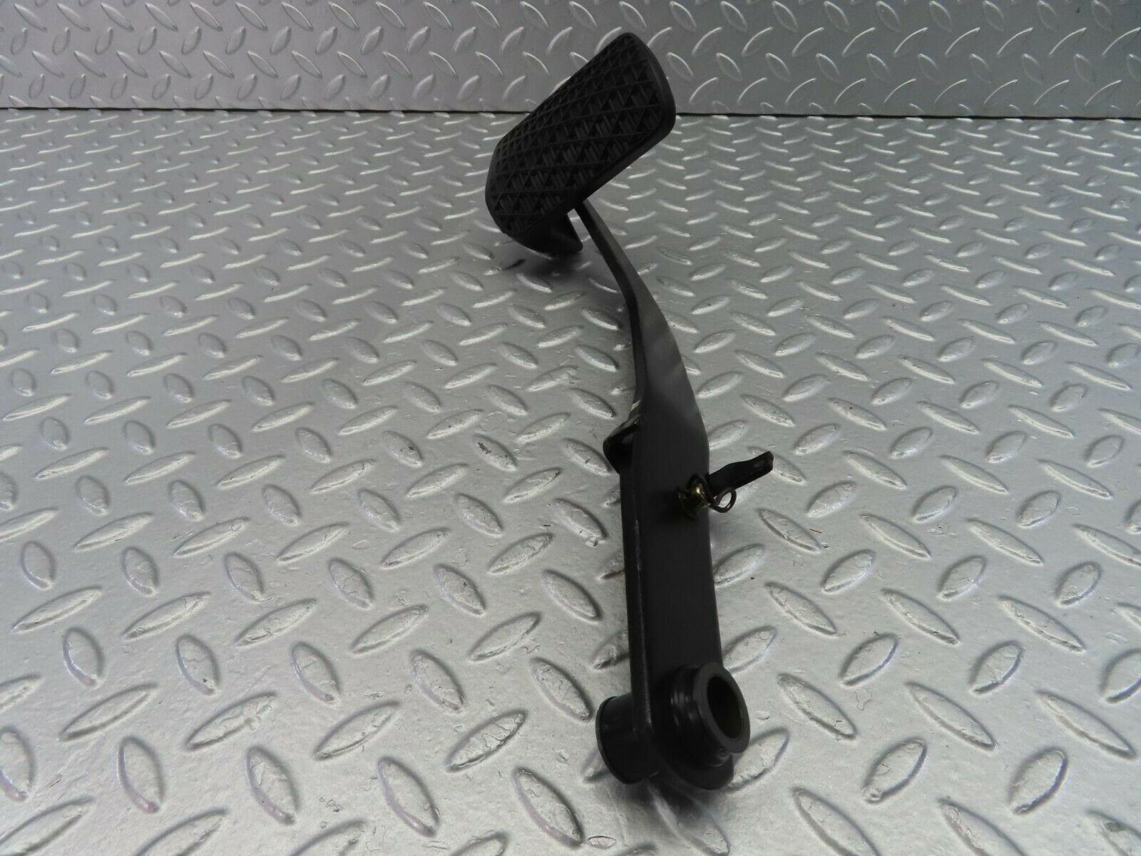 10495 Mercedes-Benz W201 190E Brake Pedal 1232910082