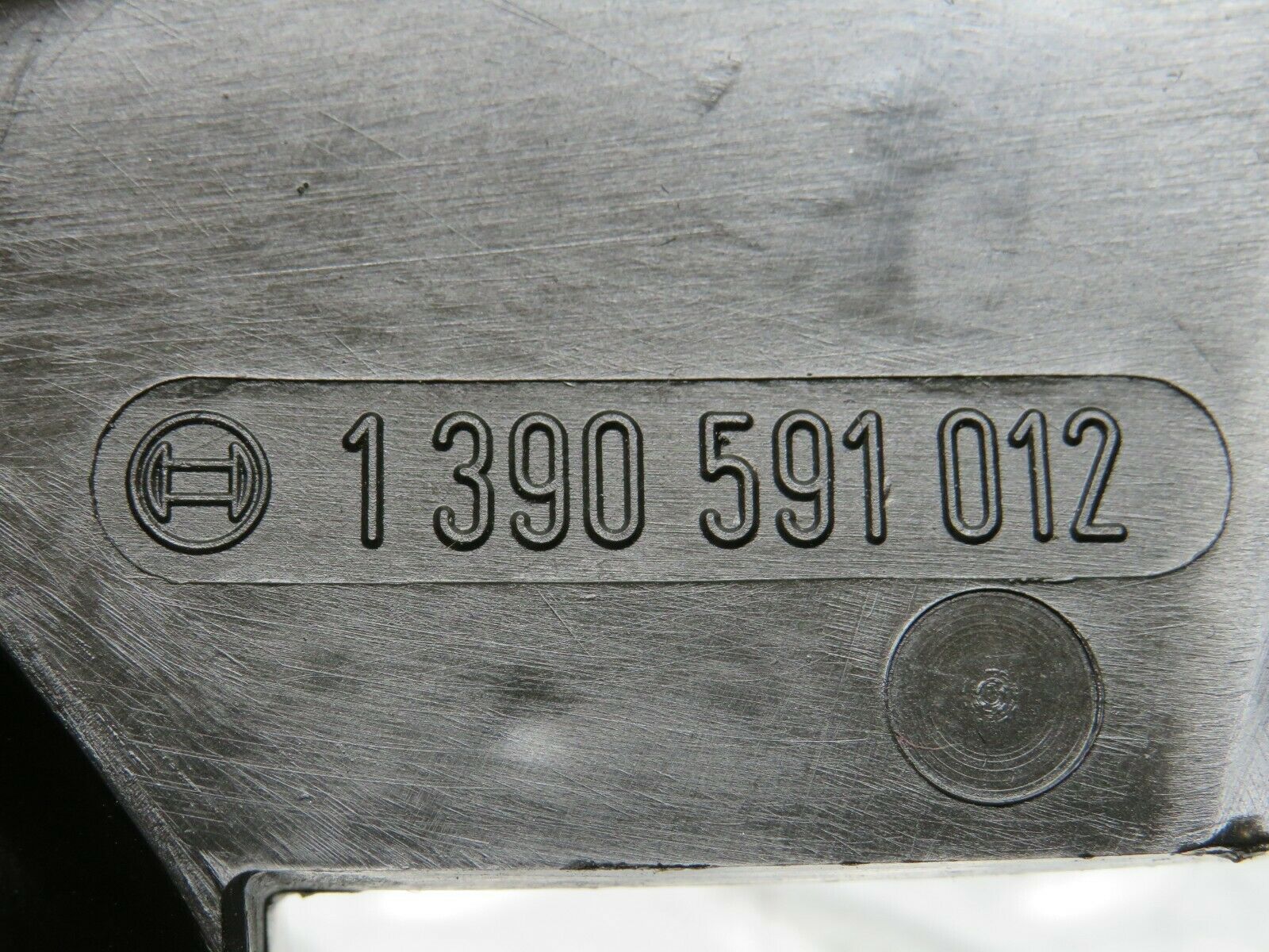 22918 Mercedes-Benz C107 450SLC Coupe Wiper Motor Cover 1390591012