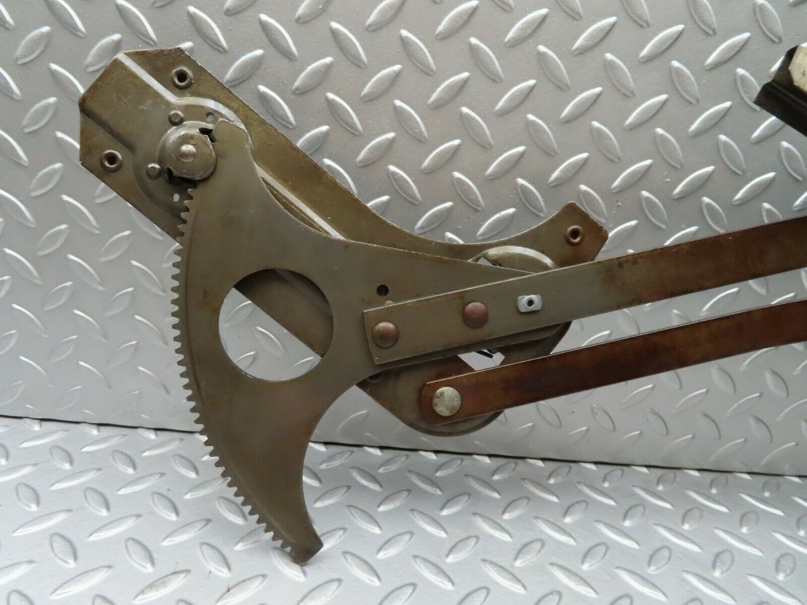 4722 Mercedes-Benz W114 280CE Coupe Front Right Manual Window Regulator