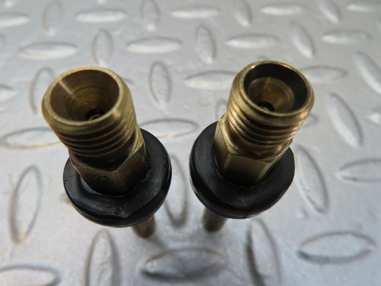 15937 Mercedes-Benz W123 280E 2x Fuel Injectors Bosch 0437502010