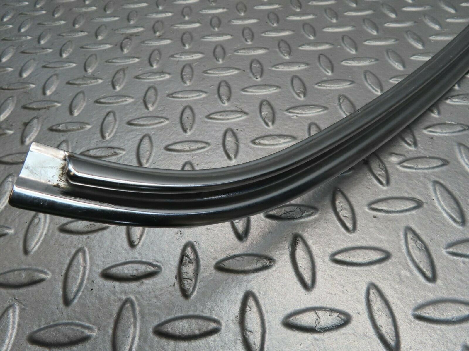 11457 Mercedes-Benz C123 230CE Coupe Rear Windscreen Chrome Frame