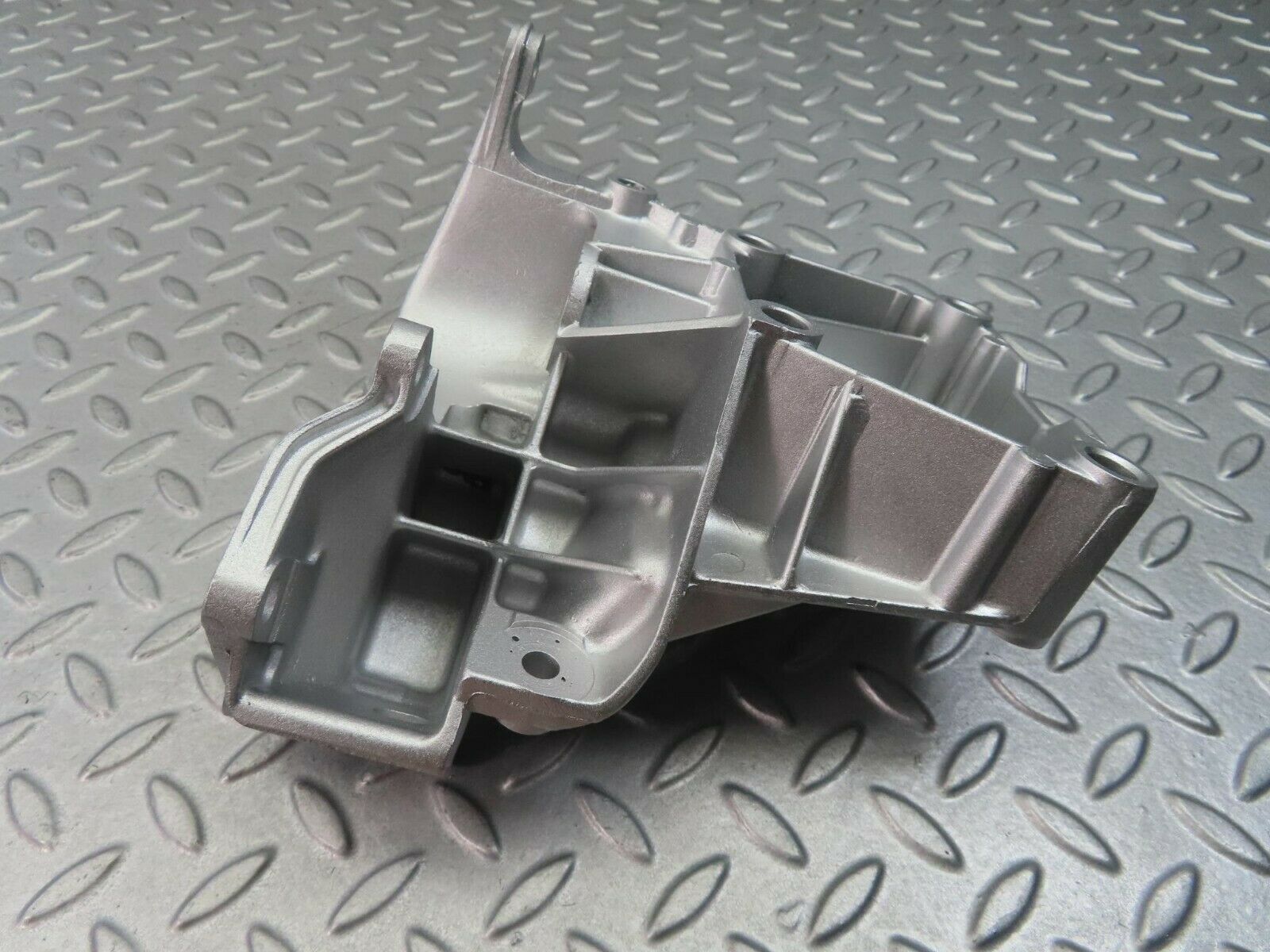 8323 Mercedes-Benz W124 Power Steering Pump Bracket 1022361030