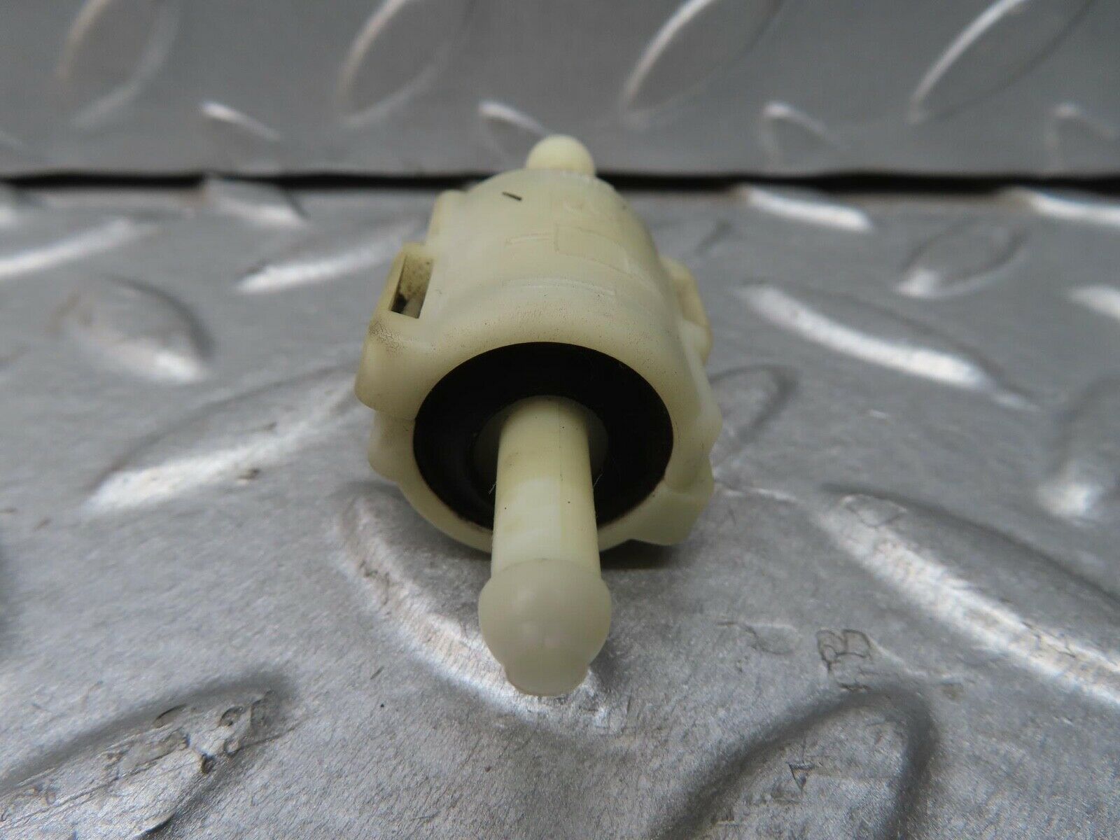 13489 Mercedes-Benz W123 200 Windscreen Washer Fluid Distributor