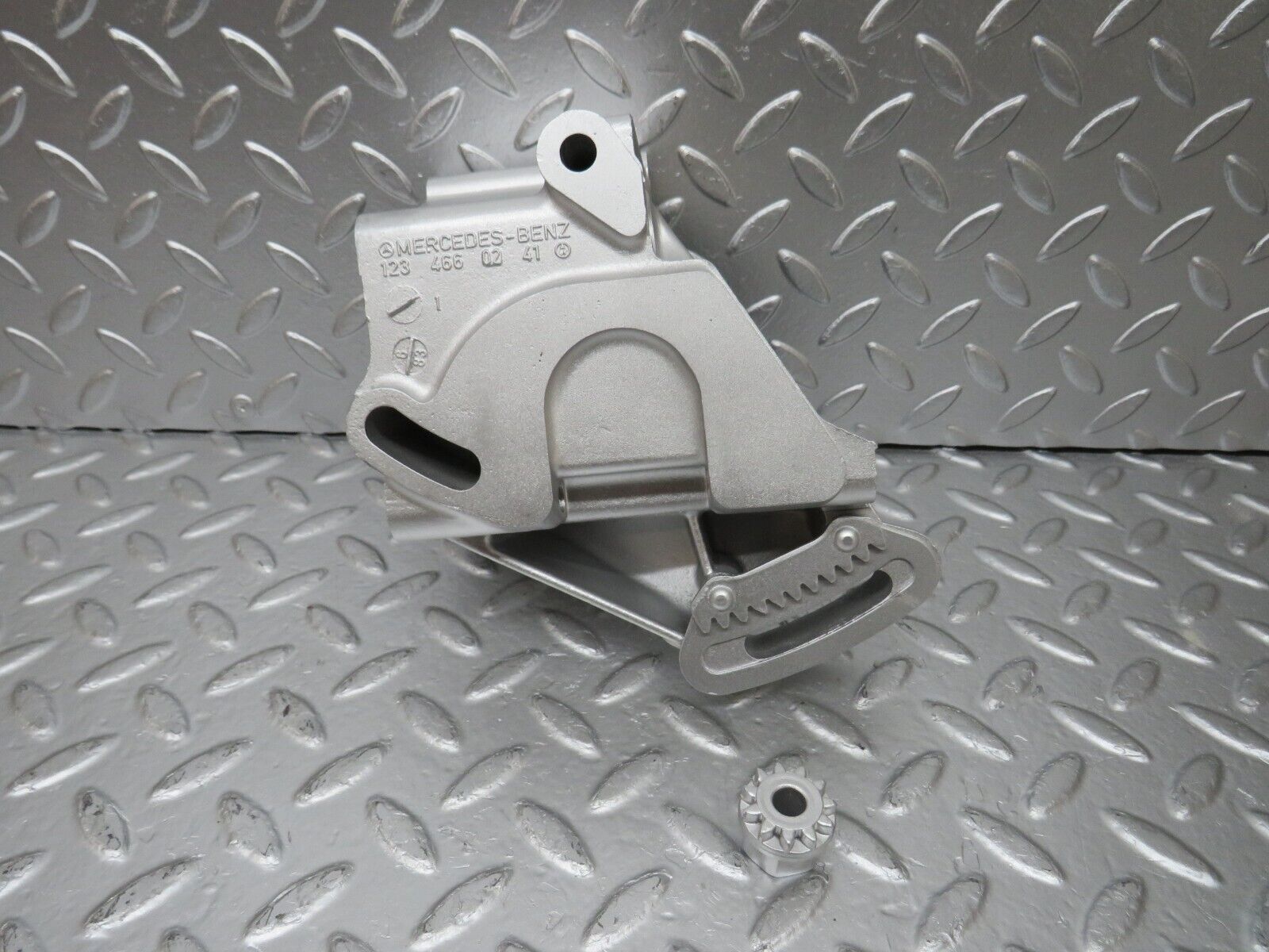 25489 Mercedes-Benz W123 200 Power Steering Pump Bracket 1234660241