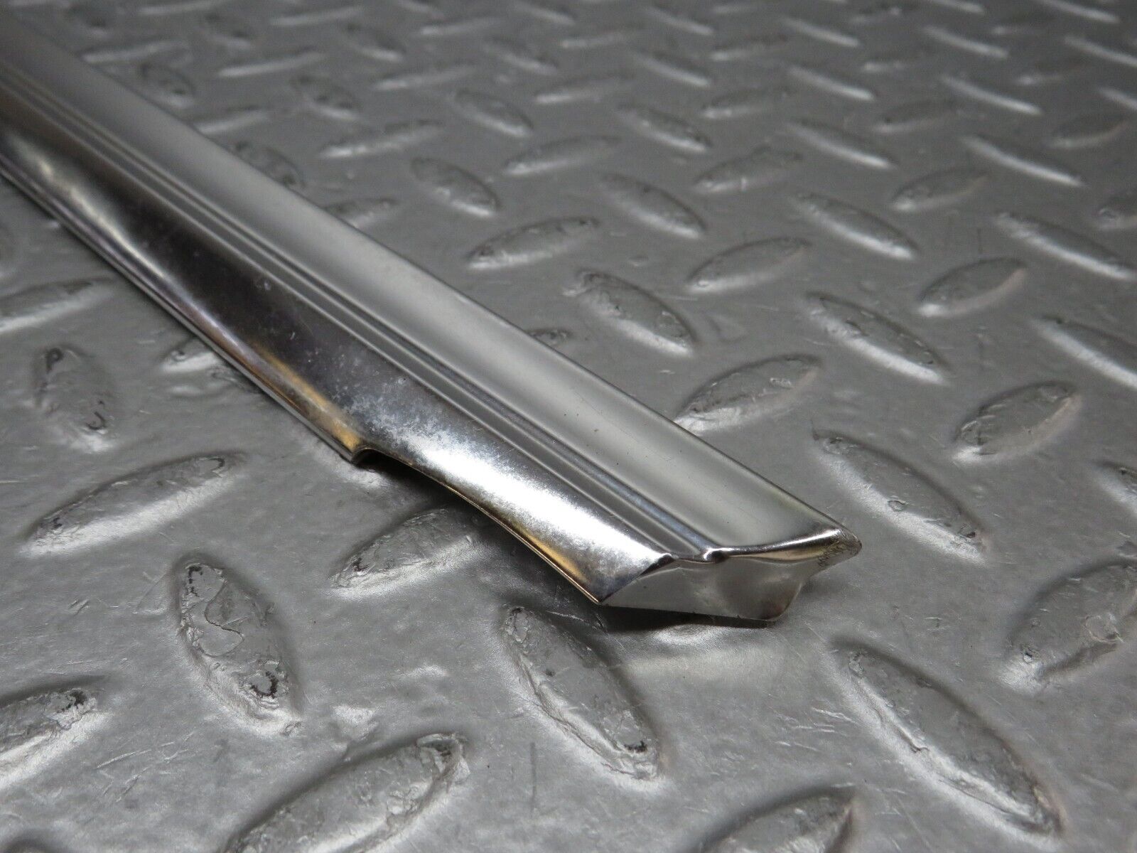 37312 Mercedes-Benz W109 300SEL Front Left Door Chrome Moulding Trim