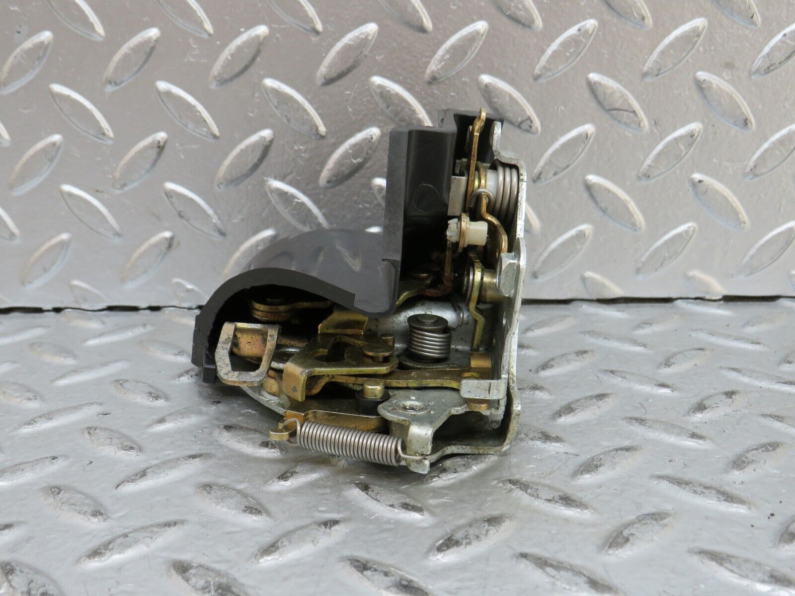 28288 Mercedes-Benz S123 240D Wagon Front Right Door Lock Mechanism 1237330208