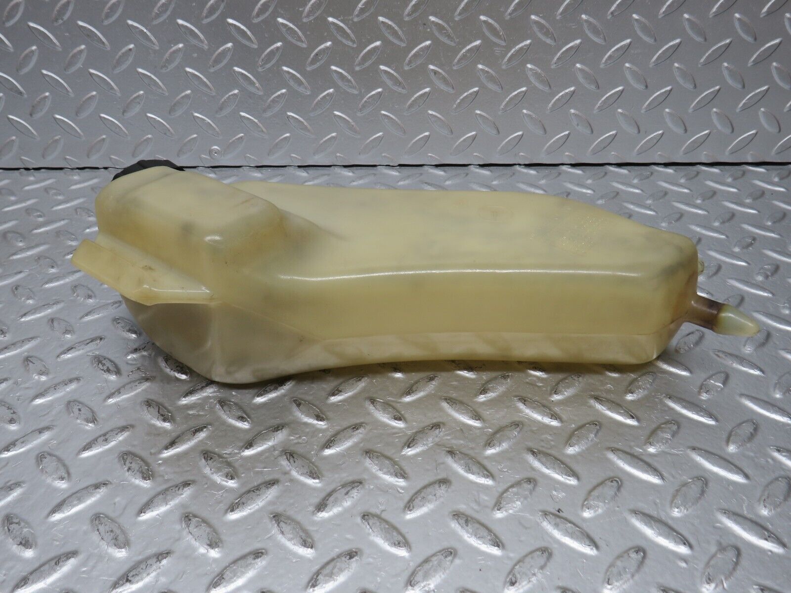 31298 Mercedes-Benz S124 220TE Hydraulic Suspension Fluid Reservoir 0009899103