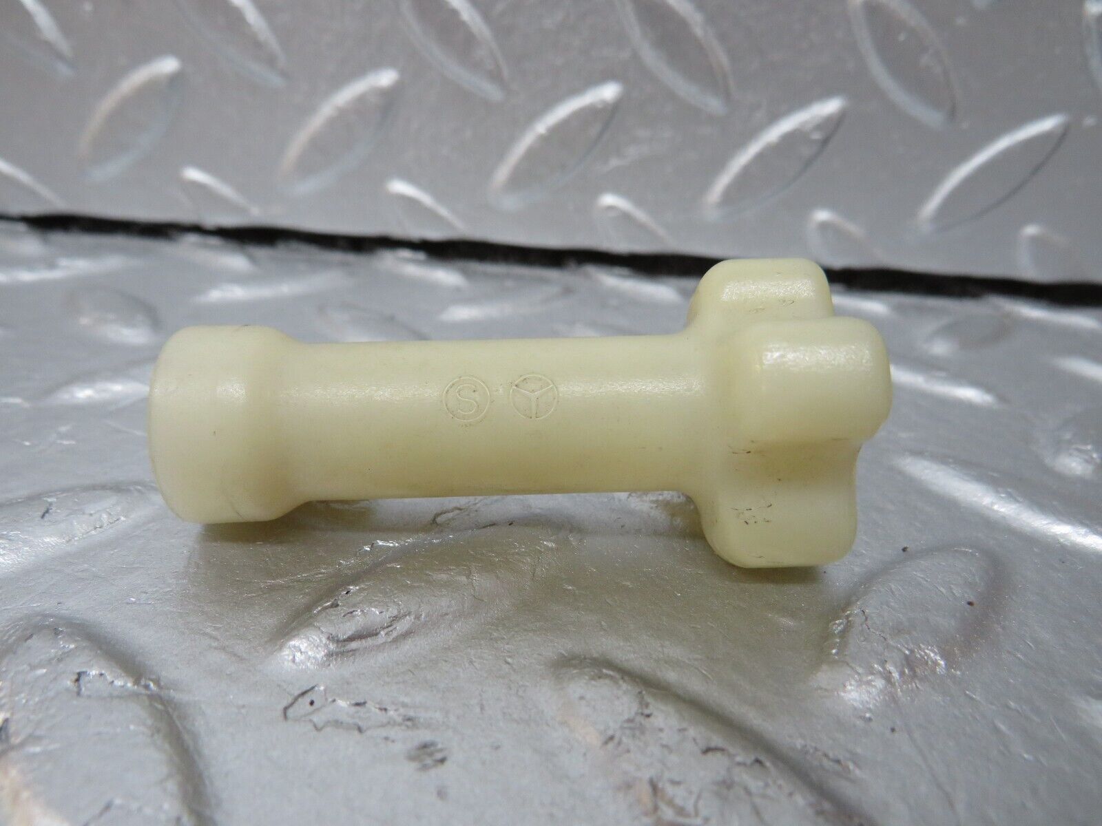 34005 Mercedes-Benz W124 260E Windscreen Washer Reservoir Holder 2018690028