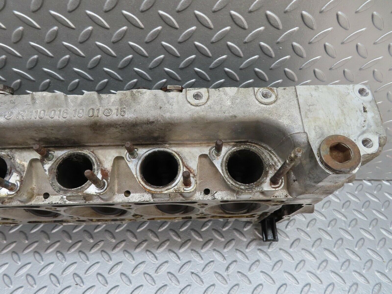 16072 Mercedes-Benz W123 280E Cylinder Head 1100161901