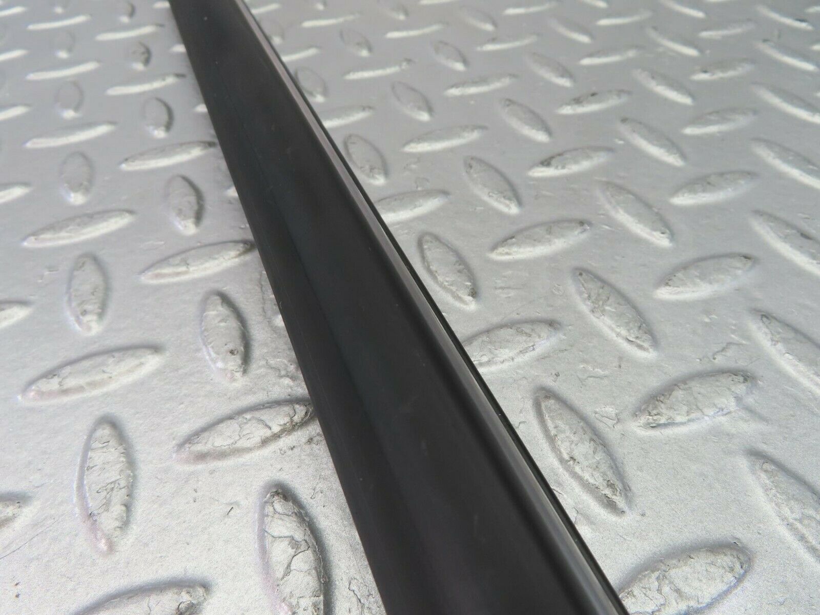 10289 Mercedes-Benz W116 Front Left Door Centre Moulding Trim