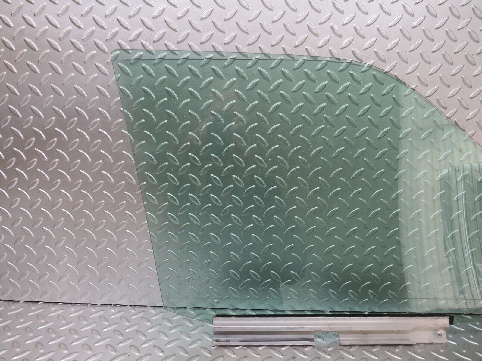 25148 Mercedes-Benz W201 190D Front Left Door Window Glass