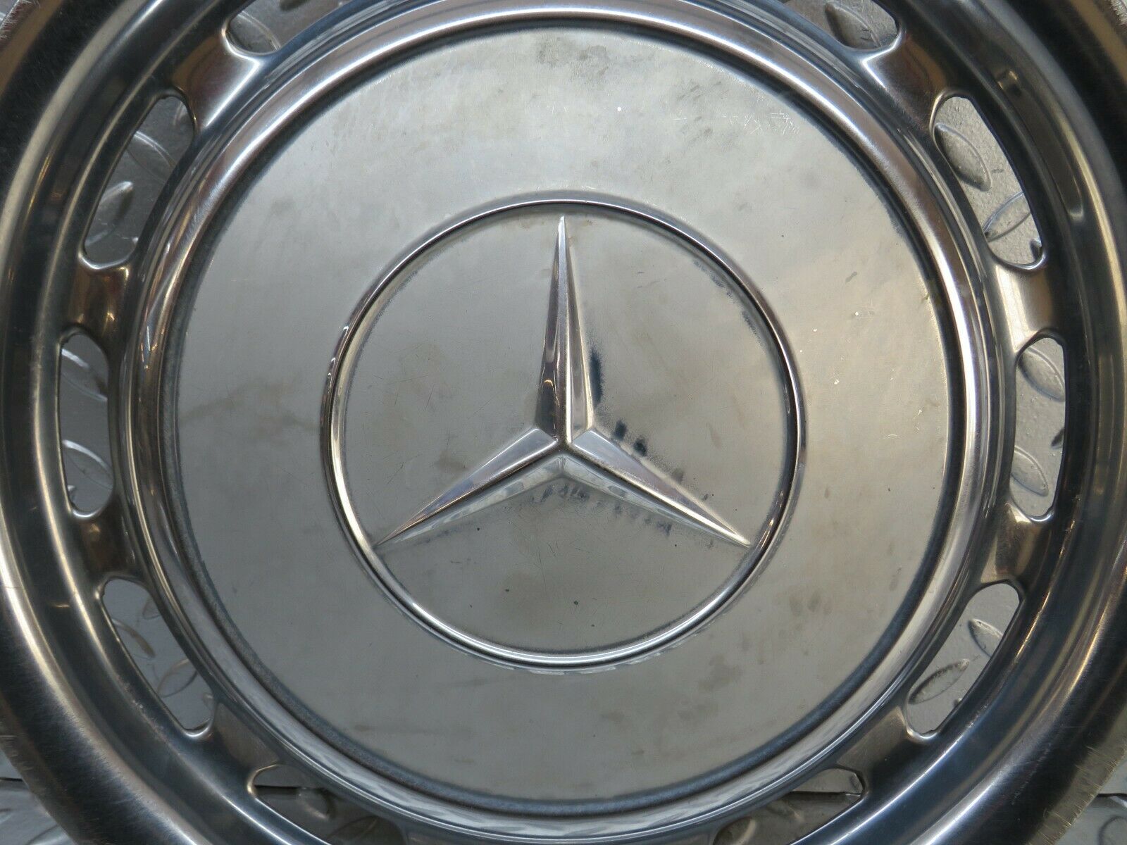 23864 Mercedes-Benz C107 450SLC Coupe Wheel Trim Hub Cap 14"
