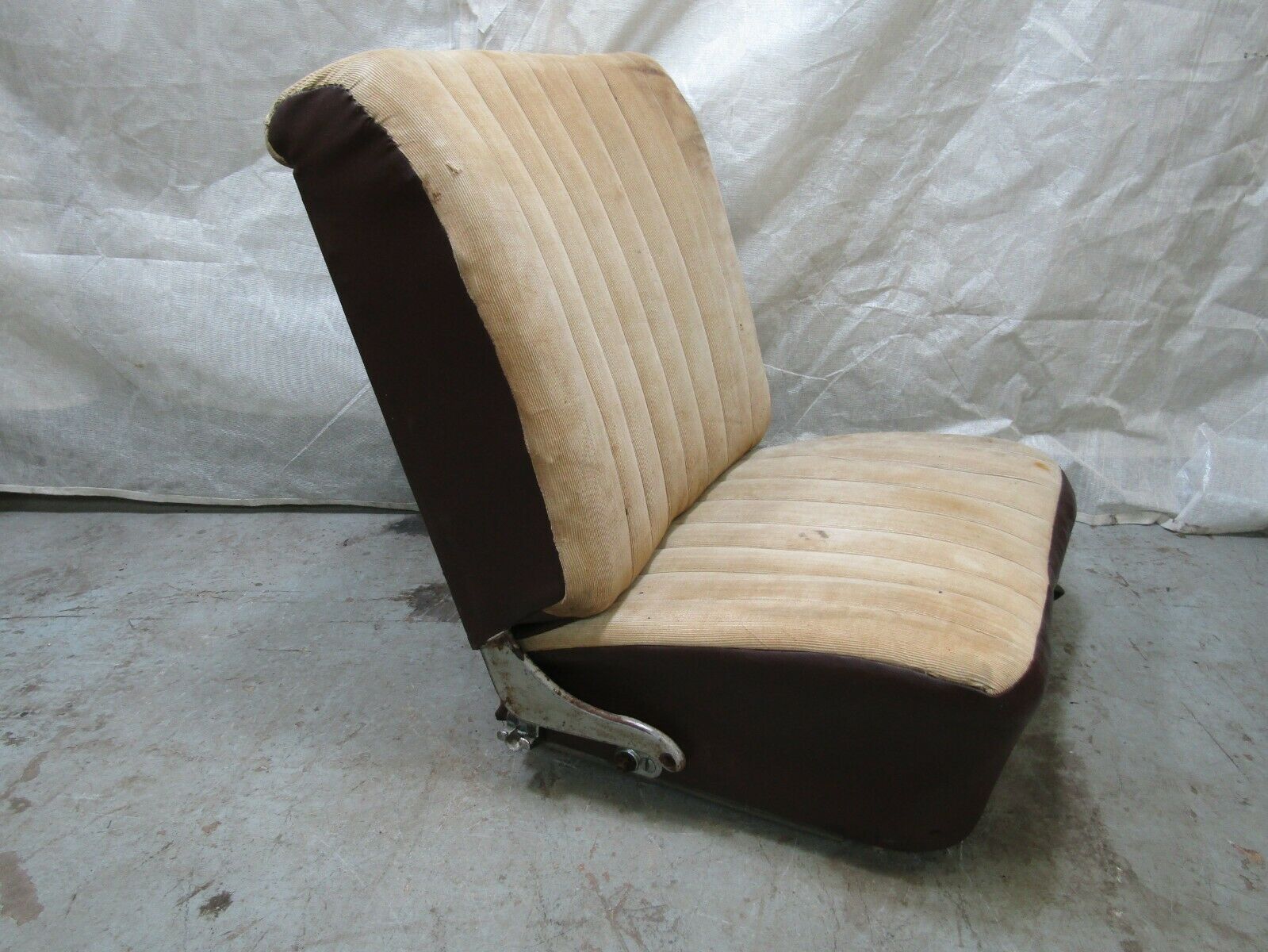 3253 Mercedes-Benz W120 PONTON Front Right Seat Creme Fabric