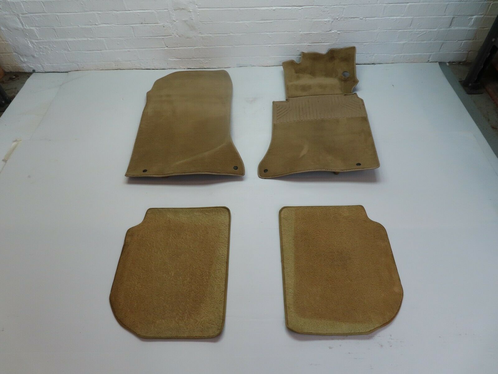 5456 Mercedes-Benz W124 230E Floor Carpet Beige