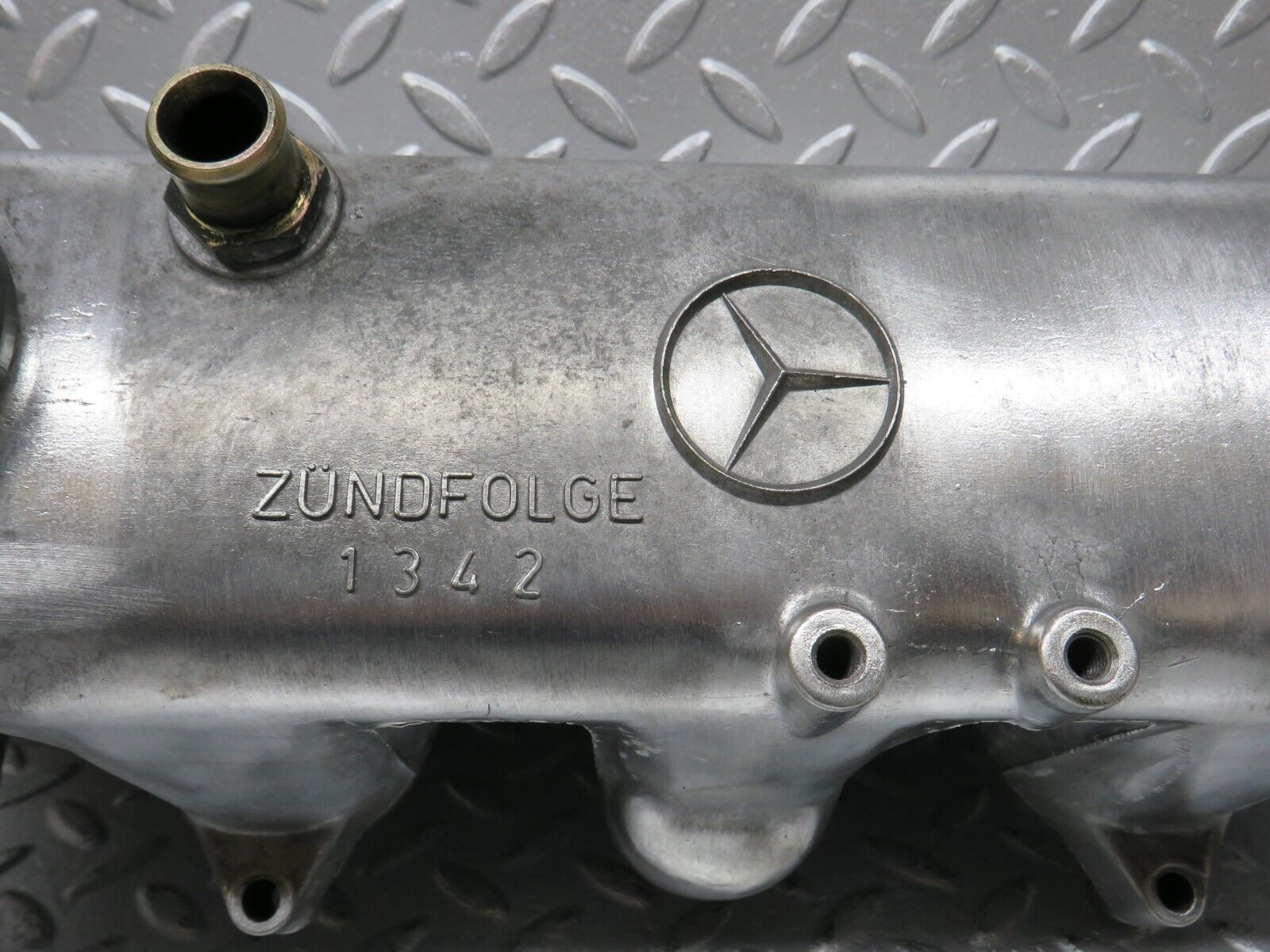 31134 Mercedes-Benz W123 200D Rocker Cover